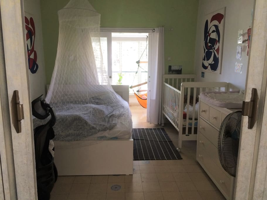 1,80 Doppelbett+Babybett, PC-Ecke, Balkon mit Haengesessel u Sessel, gruen urbane Aussicht