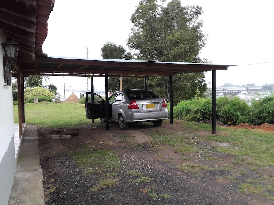 Parqueadero cubierto hasta 2 vehículos