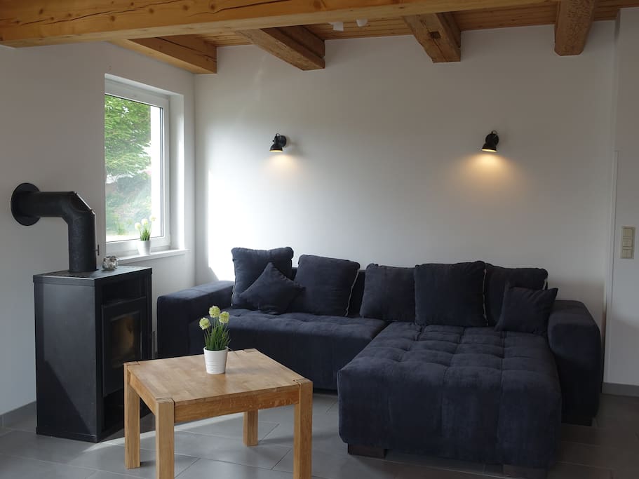 Wohnzimmer mit Kamin und TV
