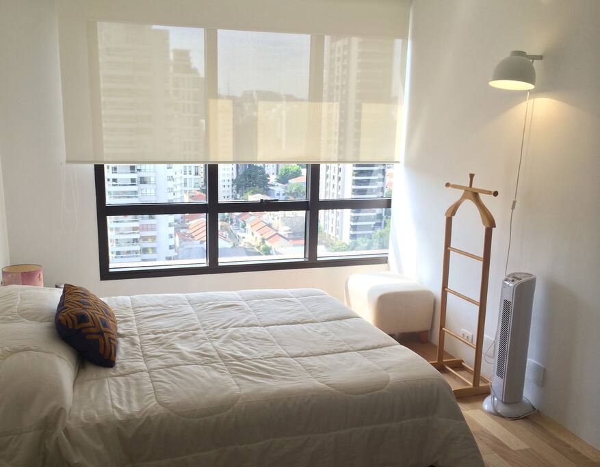Para descansar: quarto com cama de casal confortável e ainda vem com uma super vista
