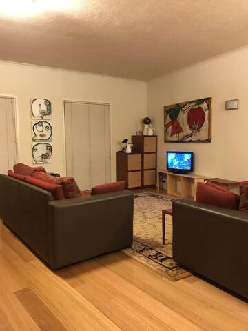 Spacious 2Bd Apartment perfect City location gallery image 4