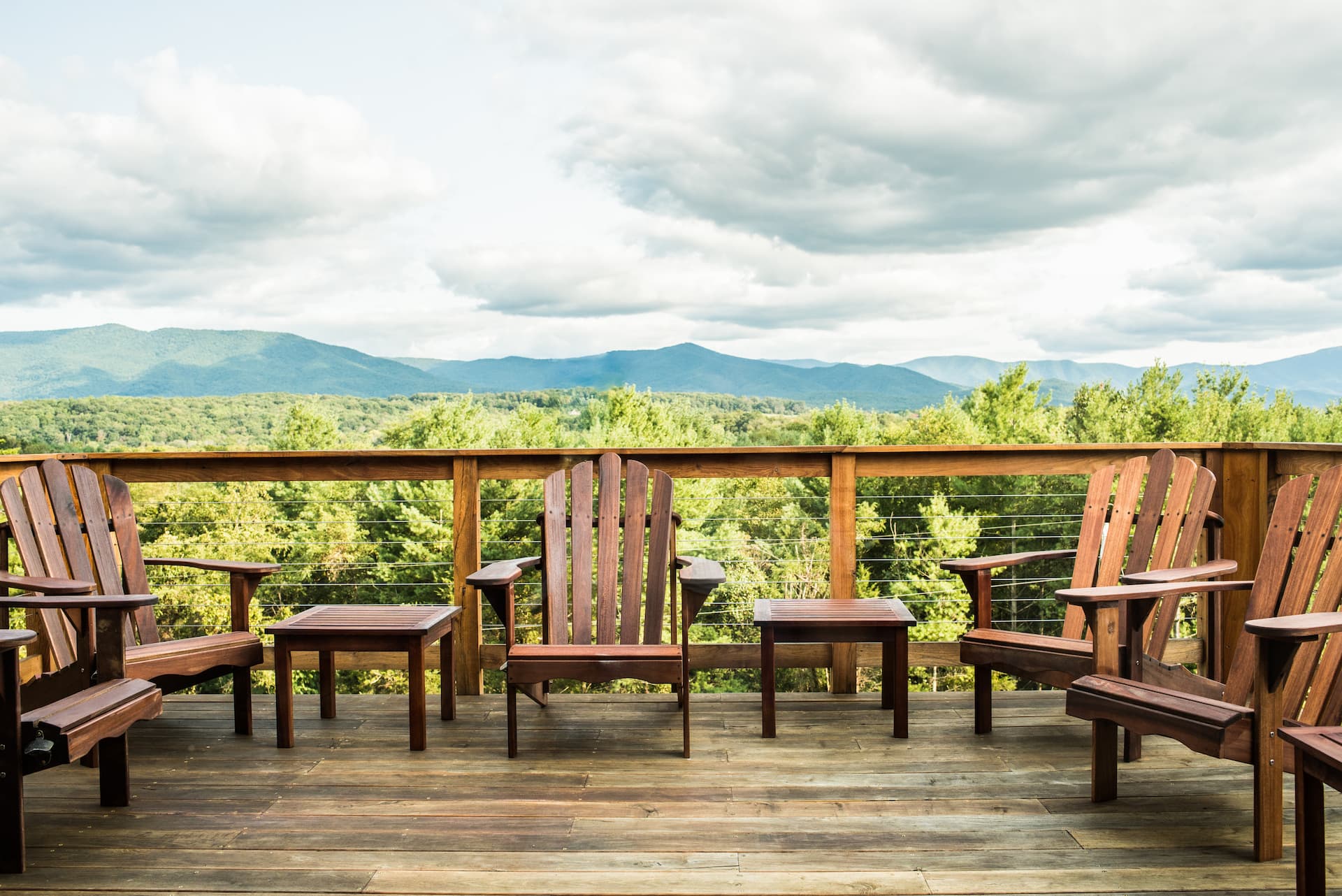 Modern Mid Century Home + Nationalpark Blick auf die Berge + Shenandoah River