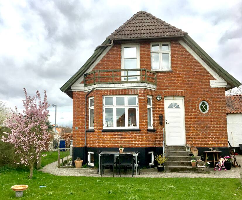 Huset set fra haven, som er sydvendt.