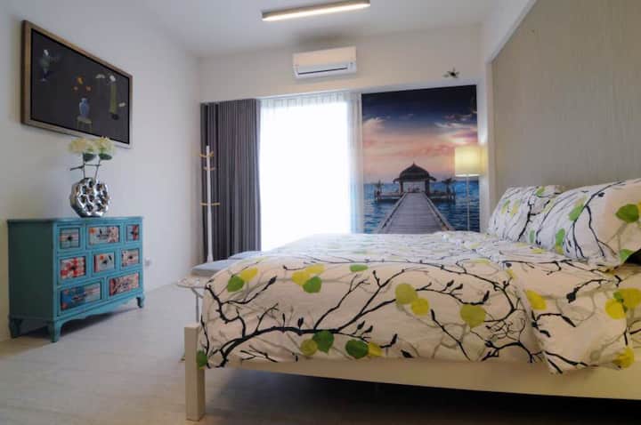 Glavna spavaća soba s bračnim krevetom (180x200) povezana je s kupaonicom (u sklopu apartmana). Izravan pristup balkonu. Ima i klima-uređaj i ventilator.