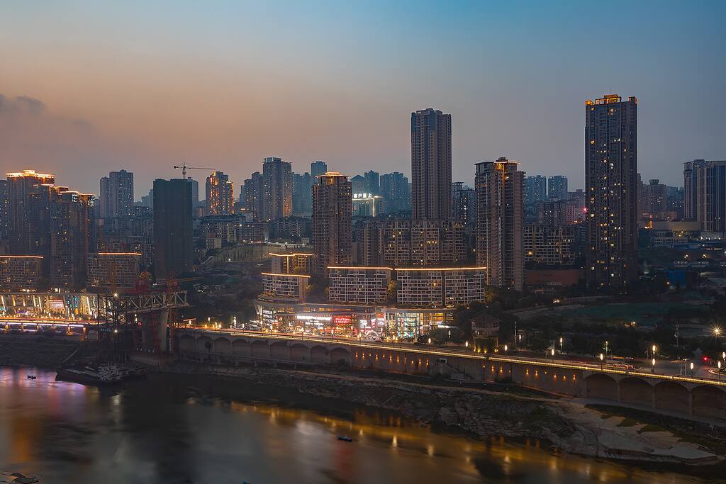 窗台外江景