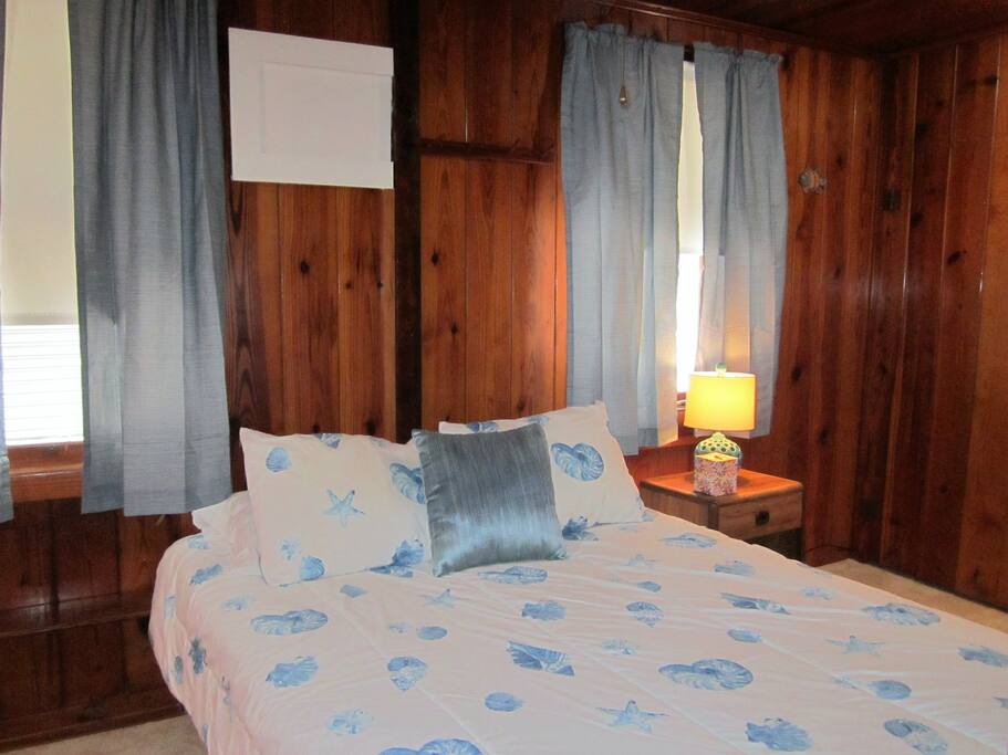 Bedroom with queen sized bed