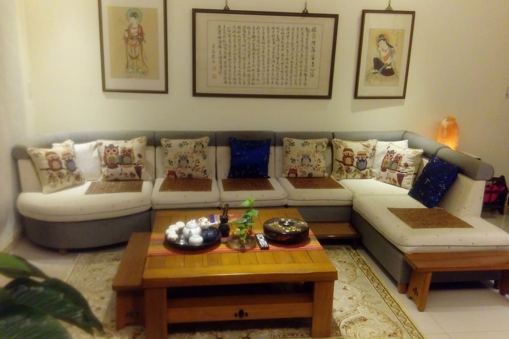 優雅溫馨的大客廳/可容納15人左右/像回到家一樣的親切又舒服.