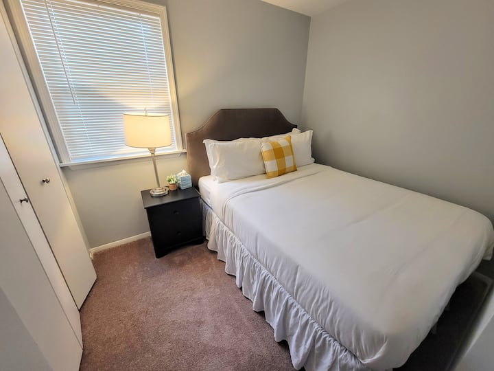 Tercer dormitorio. La cama queen tiene capacidad para dos personas.