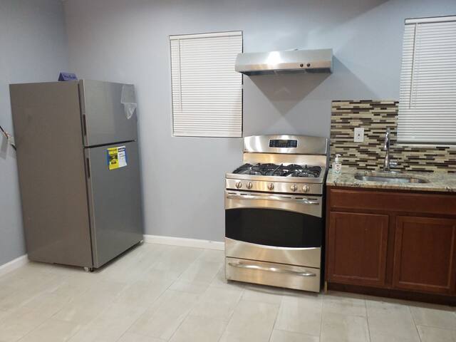 Private Home single fam w/driveway Airport EWR/NYC gallery image 2