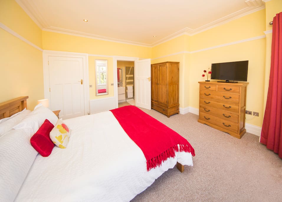 Kingsize bedroom with enusite