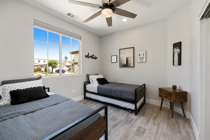 Ლამას ოთახი 2 ერთადგილიანი საწოლით და 2 ტყუპი საწოლით.