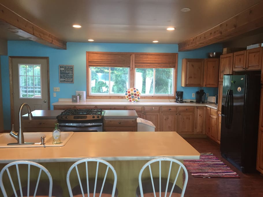 Kitchen looking roadside.