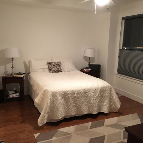 East Austin New Townhouse, perfect for F1 gallery image 5