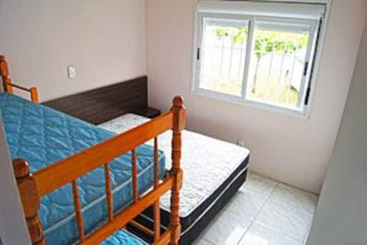 Schlafzimmer 2 , geteilte Luft, 1 Doppelbett, 2 Einzelbetten, Kleiderschrank, Deckenventilator, Gitterfenster.