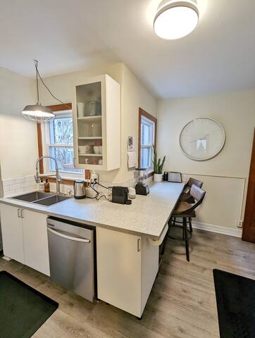 Spacious 2 bedroom in Byward Market w/ parking gallery image 4