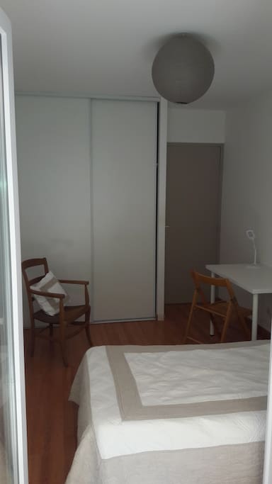 chambre avec bureau