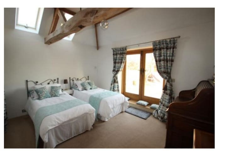 Private entrance, Barn conversion - Spacious room