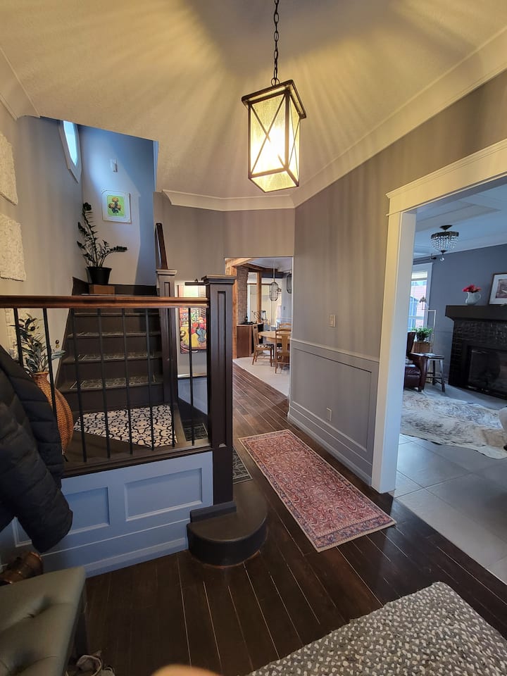 Karibu kwenye nyumba hii ya Aladdin ya mwaka 1908, wakati nyumba zilizoagizwa kwa barua zilipoanza kama mzigo wa mbao, zilipowasilishwa kwa treni na kukusanywa kipande kwa kipande. Tunatumaini unaweza kufurahia makazi haya ya kihistoria yaliyokarabatiwa/kuboreshwa hivi karibuni.