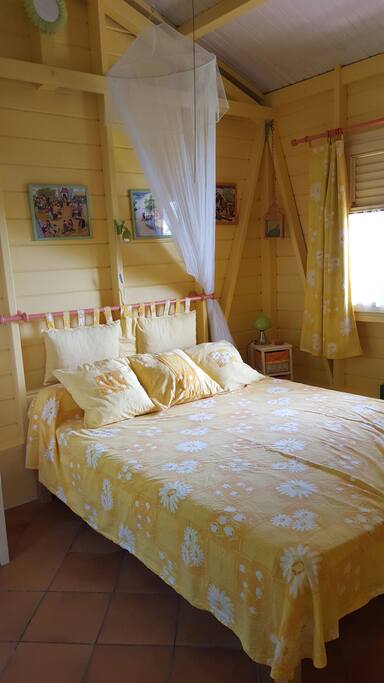 Chambre principale climatisée avec grand lit de 1m60.