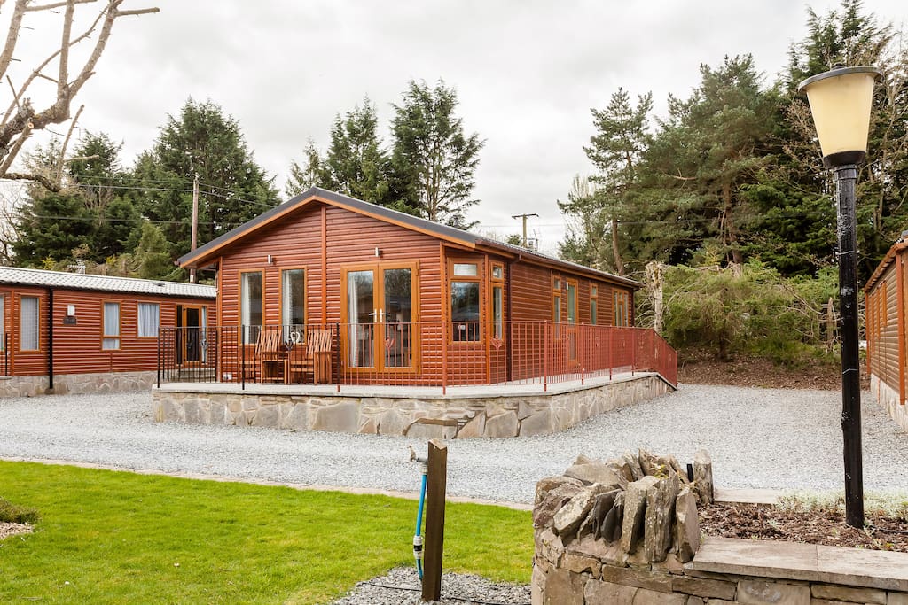 Thistle Lodge Entrance and Parking