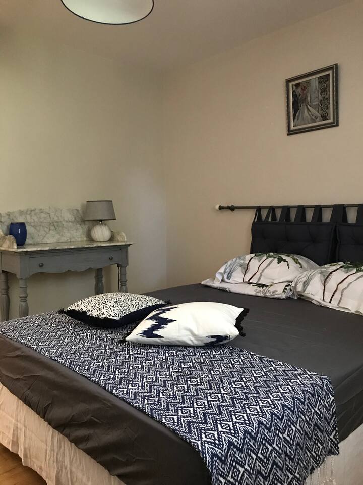 una habitación del primer piso equipada con una cama de 140 y una cama de 80 para alojar a 3 personas