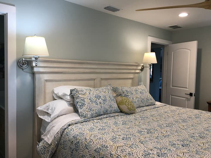 Легло тип Кинг във втори майстор със самостоятелна баня