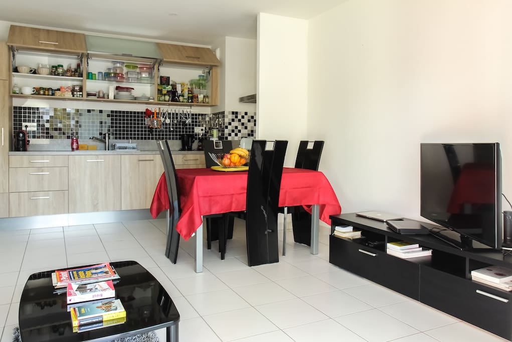 The table can be extended and welcome up to 6/8 people