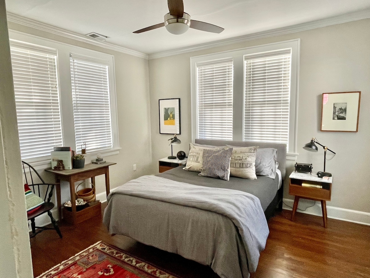 חדר שינה מס '2  עם מיטת קווין סייז והרבה אור.