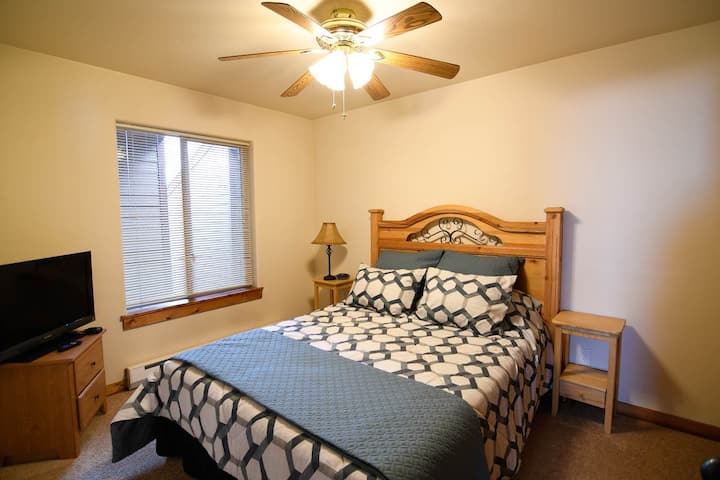 Cozy guest room with queen bed.  Perfect for evening Netflix or Amazon Movie with lots of pillows to relax after a long day of play. 