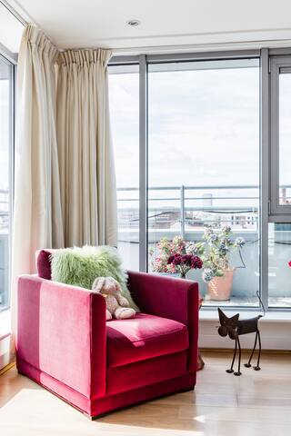 Savour Sweeping Skyline Views at a Clerkenwell Penthouse gallery image 2