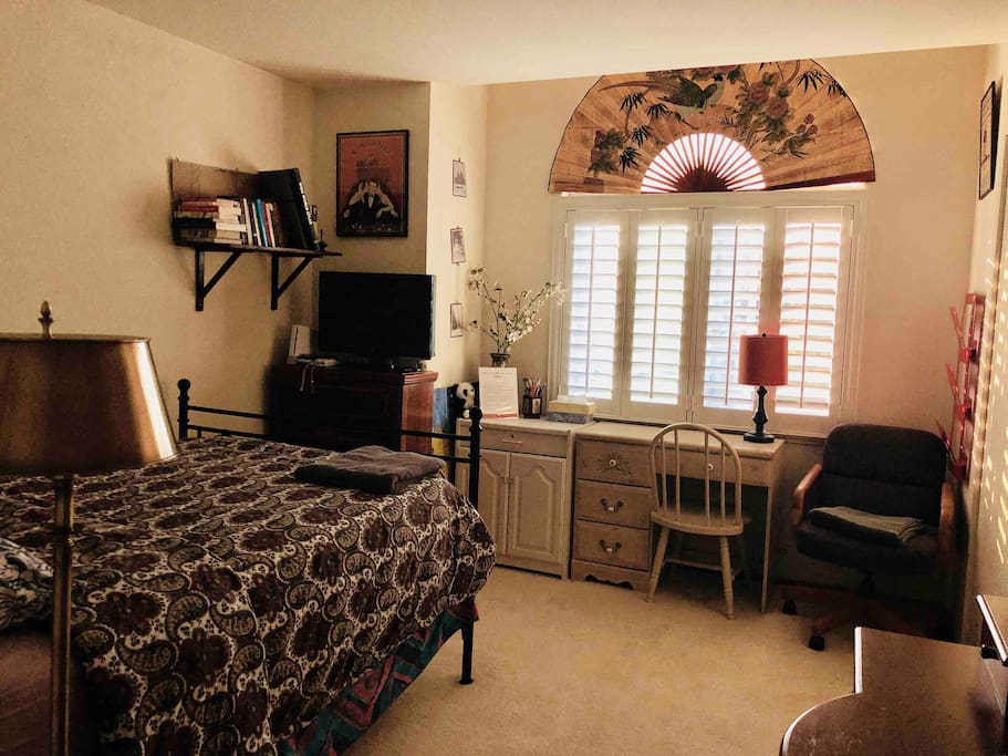 Room 1 (larger room)
