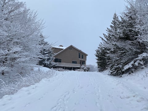 Vermont's Mountain Villa: Hot tub, Ski views, Pet+