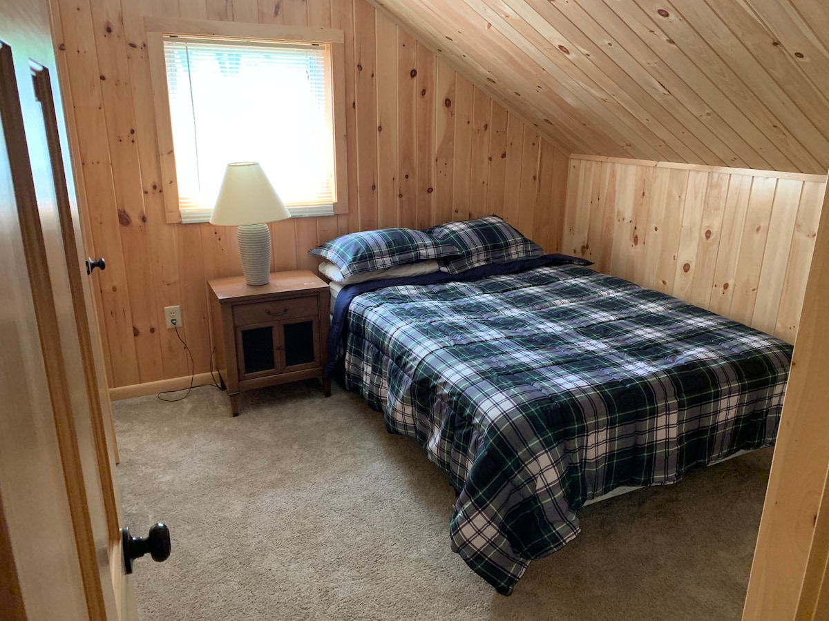 Spálňa na poschodí s posteľou plnej veľkosti!