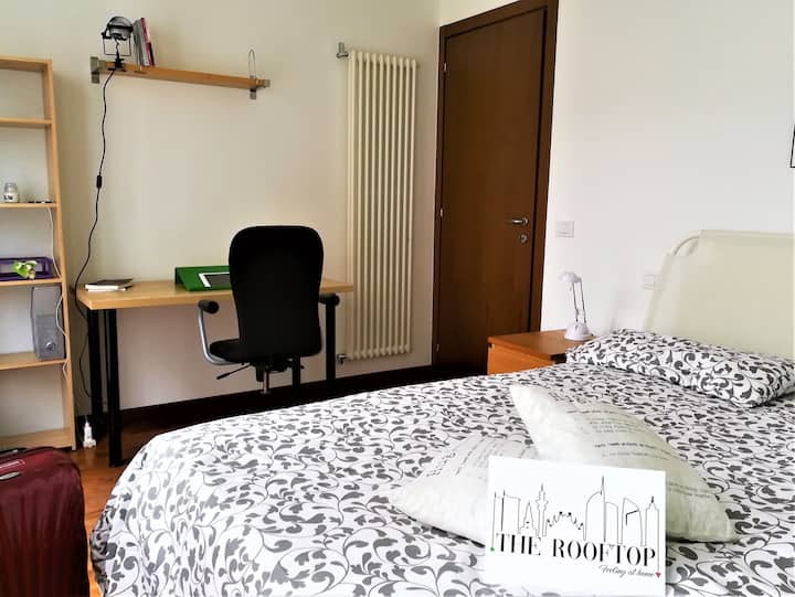 Quarto com cama de casal, terraço e estação de trabalho