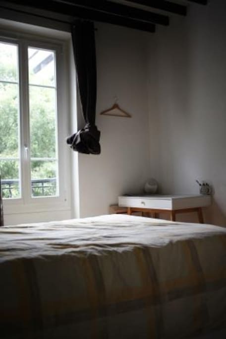 La chambre se situe au 1er étage et dispose d'une salle de bain privée.