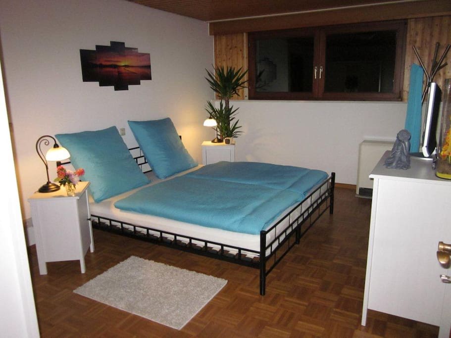 großes, bequemes Bett (180x200cm) mit Sat TV