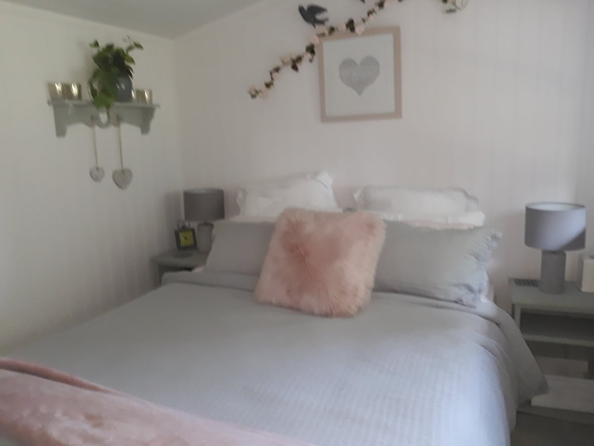 Successful Airbnb property: Shady Grove Cabin in Papamoa Beach