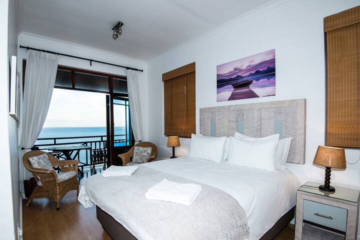 Dolphin Studio Apartment – A Whale of A Time gallery image 2