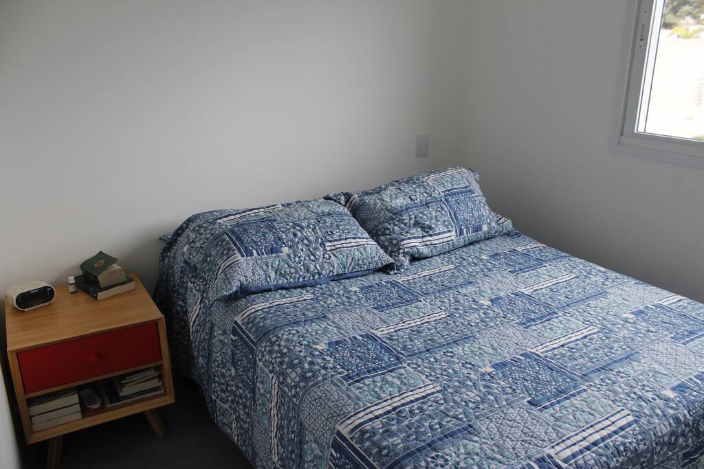 Cama de casal confortável na suíte