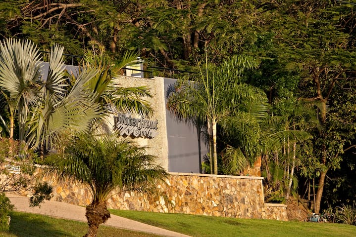 FREE wifi FREE parking just 200m to Airlie Beach.