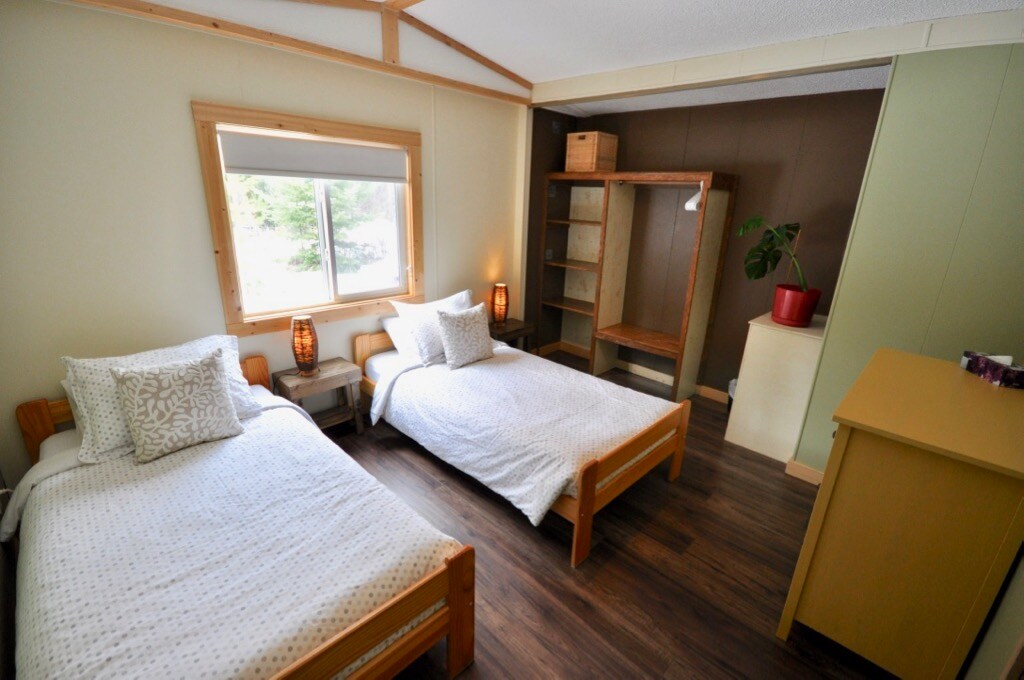 2. საძინებელი ორი ერთადგილიანი საწოლით ან დიდი საწოლით