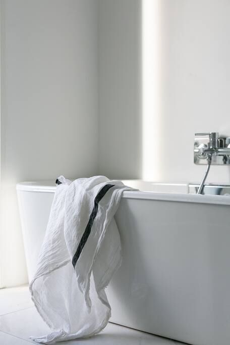 Bathroom (renovated June '18) | Salle de bain rénovée en Juin '18