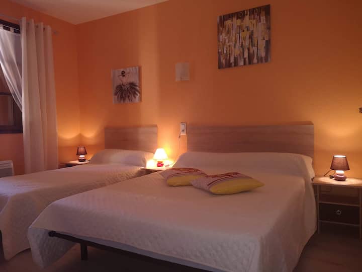 卧室配有140张床和90张床，窗户可俯瞰Peyreleau 