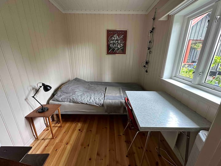 النوم في سرير بعرض 120 سم. يمكن أن تكون الغرفة مظلمة بالستائر.