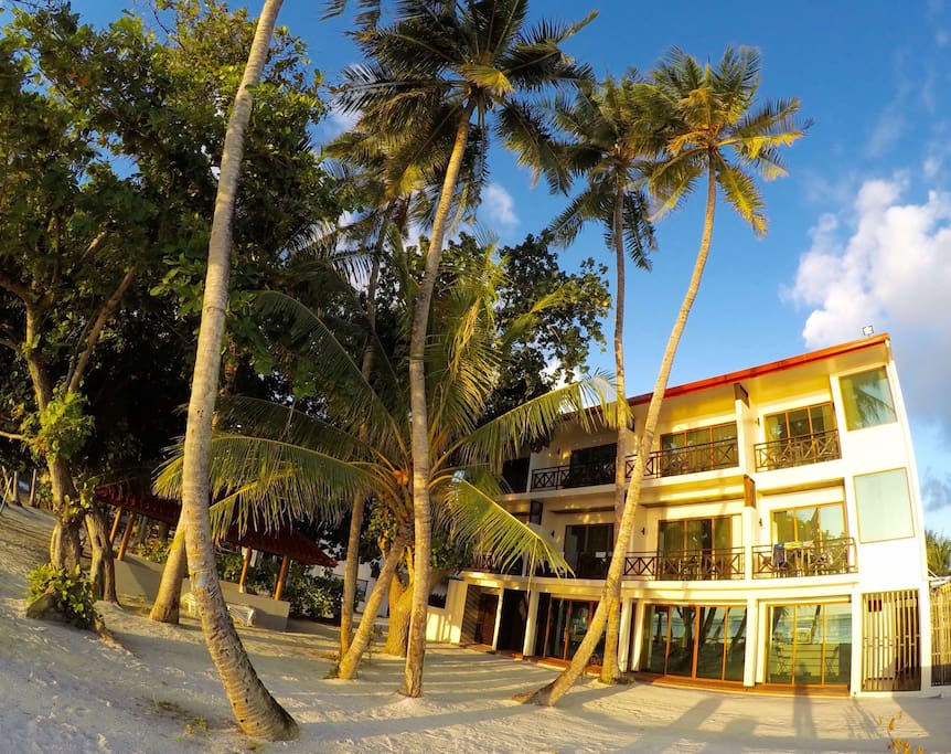 Canopus Retreats Thulusdhoo exterior beach view