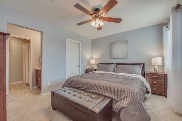 Chumba cha kulala cha King kilicho na kabati ya kuingia