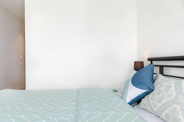 Skyline Views from a Designer Home in Central Melbourne gallery image 2