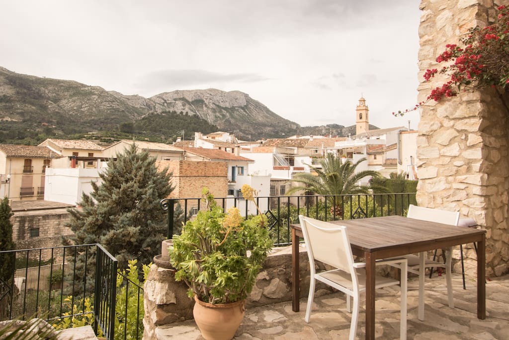 La vue de cette terrasse sur la montagne