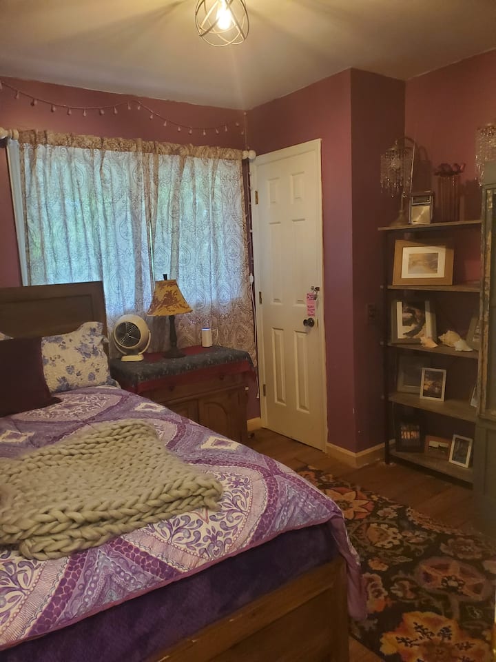 ห้องนอนเล็กที่มีหัวเตียงไม้แบบชนบทมองเห็นชั้นล่าง Mauve ทำให้ที่พักอบอุ่น
