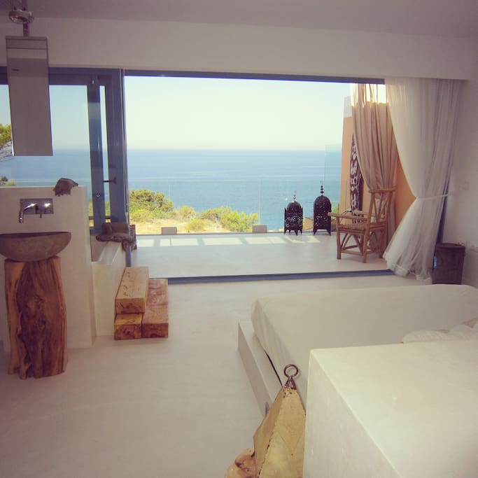 Desde la suite principal se pueden disfrutar de una vistas maravillosas al mar . Cama de 1.60 por 2m.